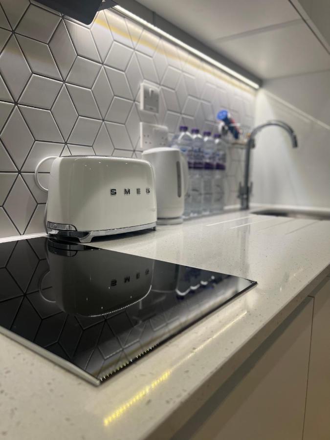 London Luxxe Suites & Apartments - London Heathrow Airport, Terminal 1 2 3 4 5 Hillingdon Eksteriør billede