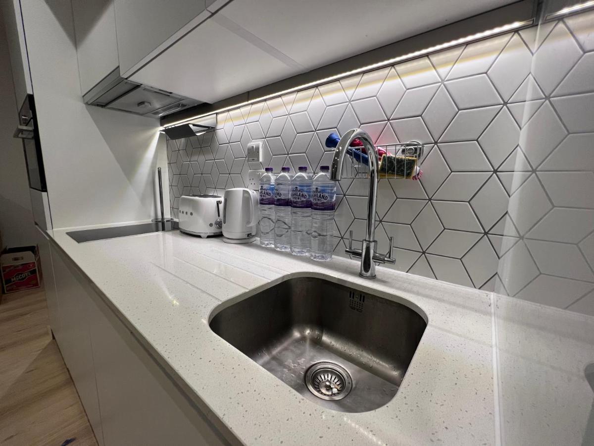 London Luxxe Suites & Apartments - London Heathrow Airport, Terminal 1 2 3 4 5 Hillingdon Eksteriør billede
