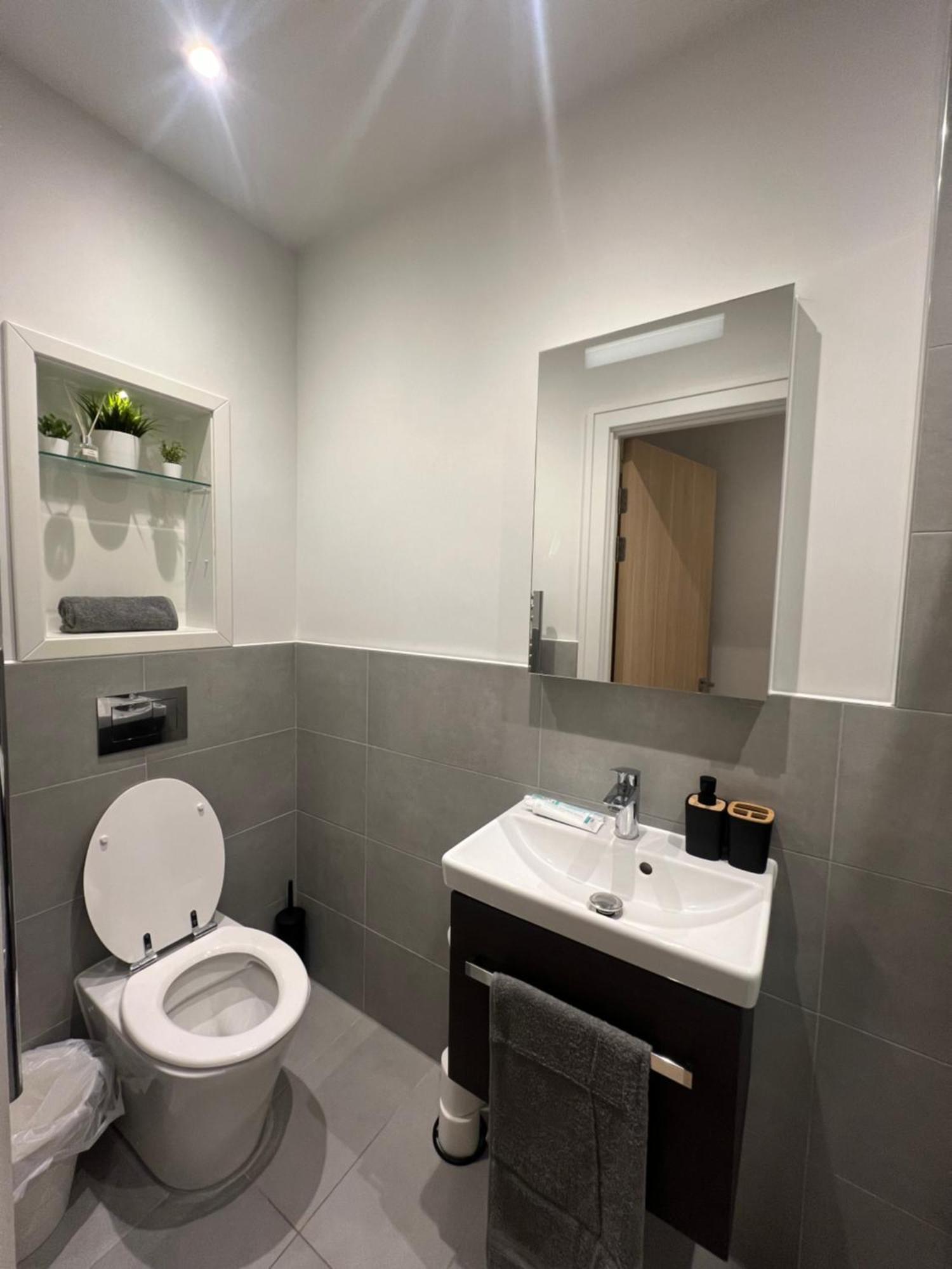 London Luxxe Suites & Apartments - London Heathrow Airport, Terminal 1 2 3 4 5 Hillingdon Eksteriør billede
