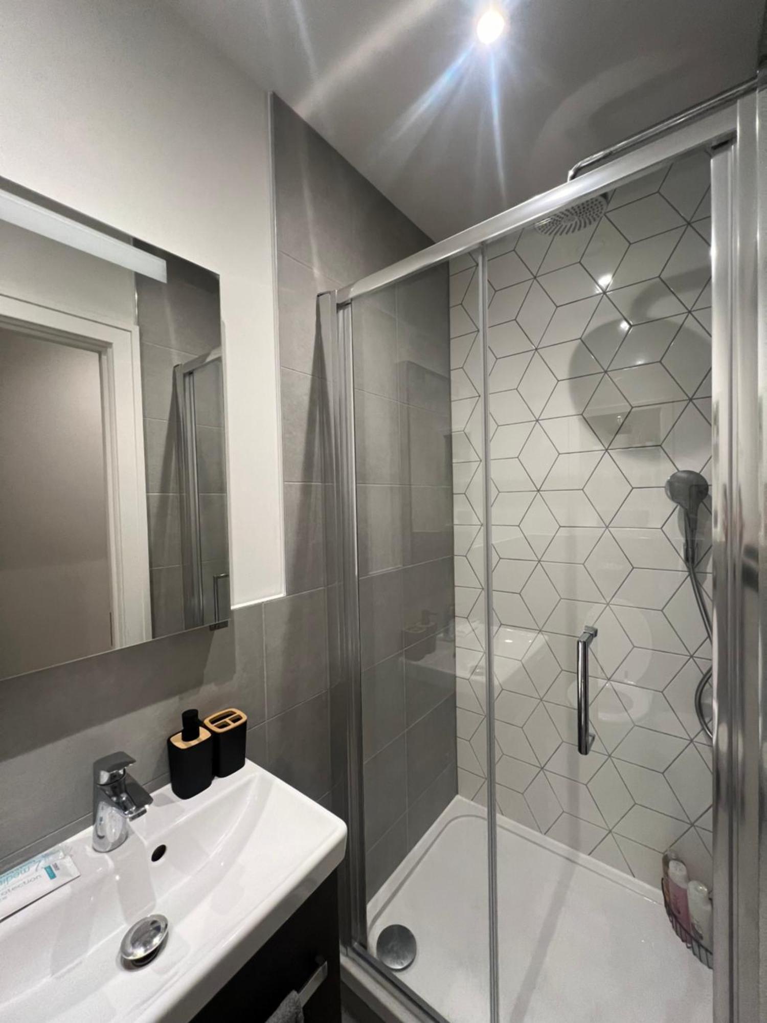 London Luxxe Suites & Apartments - London Heathrow Airport, Terminal 1 2 3 4 5 Hillingdon Eksteriør billede