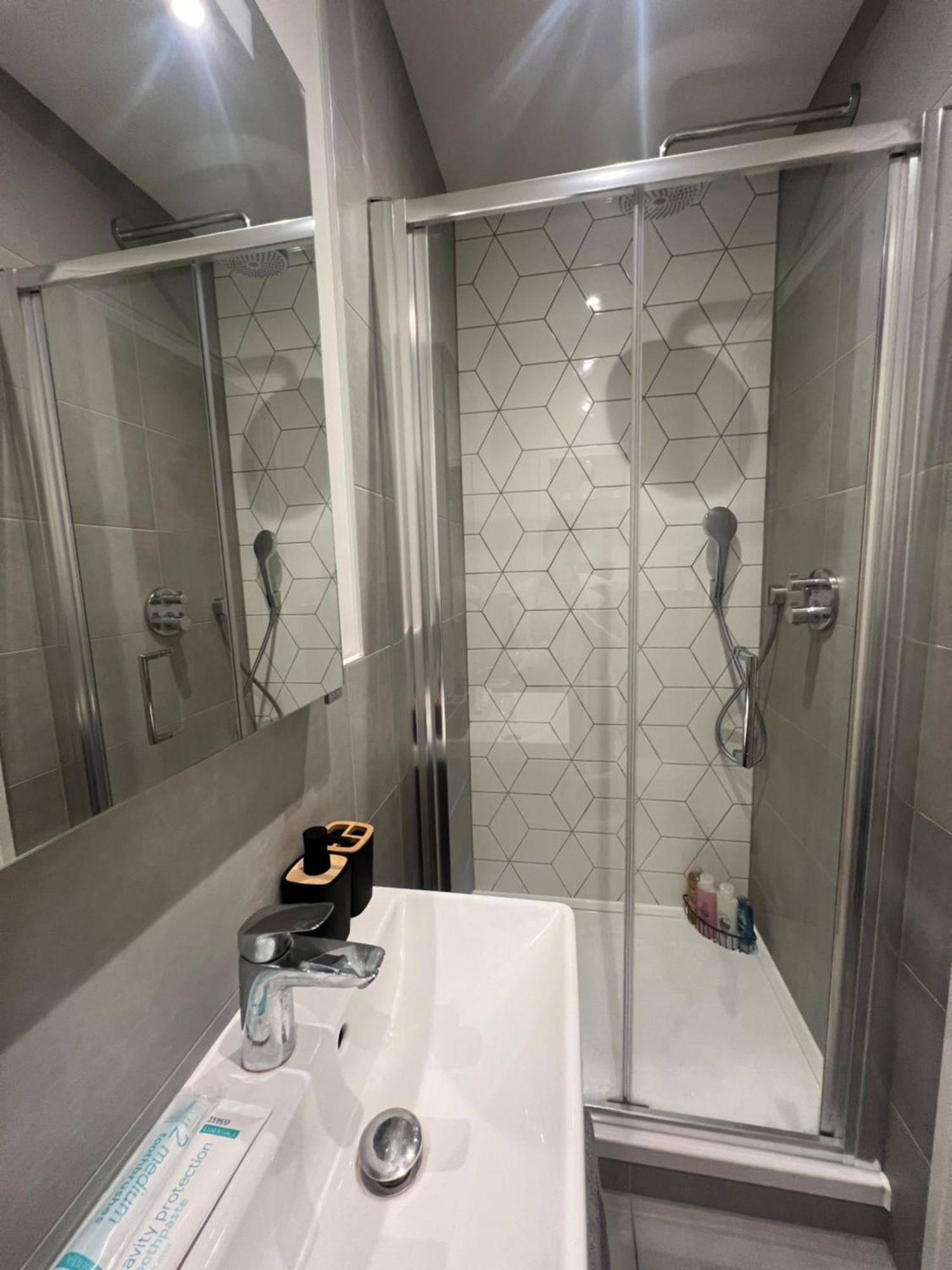 London Luxxe Suites & Apartments - London Heathrow Airport, Terminal 1 2 3 4 5 Hillingdon Eksteriør billede
